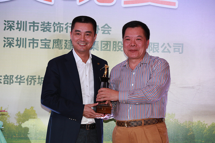 建藝裝飾董事長劉海云為凈桿冠軍中國裝飾協會西葉遠副會長頒獎.JPG